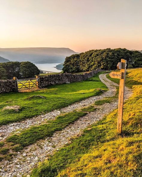 @lovebritishlifestyle shared a photo on Instagram: “Happy Thursday everybody 🍃☀️🍃 Where in the world are you today? ☺️ Comment with the flag of the country you're in👇🇬🇧 . . 📸 @fastpacker…” • Jul 2, 2020 at 8:03am UTC Peak District England, English Landscape, Cotswolds England, Peak District National Park, Oxford England, Skye Scotland, World Flags, Scotland Highlands, The Road Less Traveled