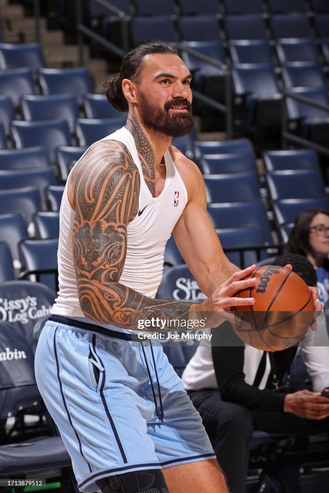 Steven Adams of the Memphis Grizzlies warms up before the game... Fotografía de noticias - Getty Images Steven Adams, Famous Birthdays, Memphis Tennessee, Indiana Pacers, October 8, Memphis Grizzlies, Men's Muscle, The Game, Tennessee