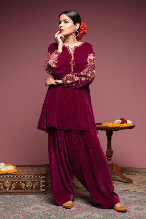 Pinterest: @pawank90 Velvet Pakistani Dress, Velvet Dresses Outfit, Outfit Ideas 2022, Pakistani Formal Dresses, Velvet Dress Designs, Pakistani Wedding Outfits, Pakistani Dresses Casual, Velvet Dresses, Salwar Kamiz