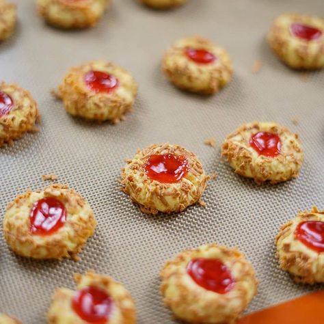 Aneka Resep Kue 🇮🇩 on Instagram: “Tap ❤ LOVE nya ya kalo suka dengan resepnya😊  Strawberry Thumbprint Cookies Made by @hendraacen Recipe @tintinrayner @tintinraynerbook…” Strawberry Thumbprint Cookies, Tepung Terigu, Strawberry Cookies, Thumbprint Cookies, Mini Cupcakes, Mini Cheesecake, Cheesecake, Muffins