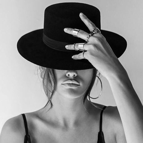 Blogger Poses, Studio Photography Poses, Photoshoot Studio, Studio Photoshoot, Fashion Photography Inspiration, Foto Art, Branding Photoshoot, Instagram Influencer, Black Hat