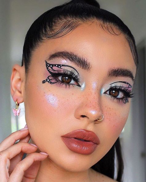 Maquillajes aesthetic para arrasar este Halloween Teknik Makeup, Halloween Make-up Looks, Mekap Mata, Butterfly Makeup, Halloween Makeup Pretty, Halloween Eye Makeup, Halloween Makeup Inspiration, Smink Inspiration, Eye Makeup Designs