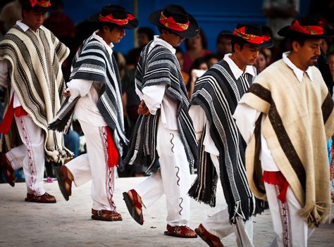 Mexican men, dressed up in traditional Mexican clothes are showing their dance skills in a ceremony. http://enisyucel.photoshelter.com/image/I0000t_8KS4kxM4k Mexican Style Outfits, Mexican Clothing Style, Style Outfits Men, Mexican Traditional Clothing, Poncho Men, Mexican Clothing, Traditional Mexican Dress, Outfits For Mexico, Mexican Men