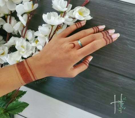 Heena Design Elegant, Aesthetic Mehendi Minimal, Festival Mehndi Designs, Moon Mehendi Designs Back Hand, Minimal Mehndi Designs Back, Simple Moon Mehendi Designs, Simple Mehndi Designs Moon, Minimal Mehendi Designs Back, Minimal Mehendi Designs Aesthetic