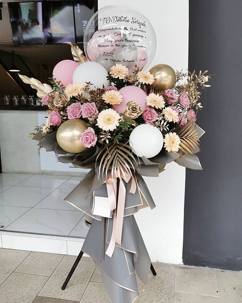 -𝓕𝓵𝓸𝓿𝓮𝓻𝓼.𝓙 - on Instagram: “Congratulations on your opening🎈 #FloversJopening #klflorist #malaysiaflorist #instaflower #igflower #igshopmalaysia #flowerstand…” Flowers And Balloons, Congratulations Flowers, Deco Ballon, Floral Balloons, Diy Balloon Decorations, Balloon Stands, Balloon Arrangements, Balloon Gift, Balloon Centerpieces