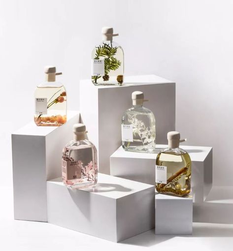 Perfume Display Ideas Store, Product Display Design Creative, Perfume Store Display, Perfume Display Ideas, Perfume Booth, Perfume Bottle Display, Skincare Event, Skincare Display, Luxury Perfume Packaging