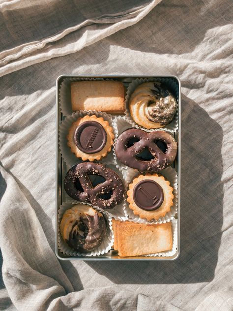 Danish butter cookies with chocolate. In a tin box from Leckerbaer. Cookie Box Photography, Butter Cookies Packaging, Cookie Tin Packaging, Butter Cookies Tin, Box Of Cookies, Danish Cookies, Christmas Bakes, Cookies Box, German Cookies