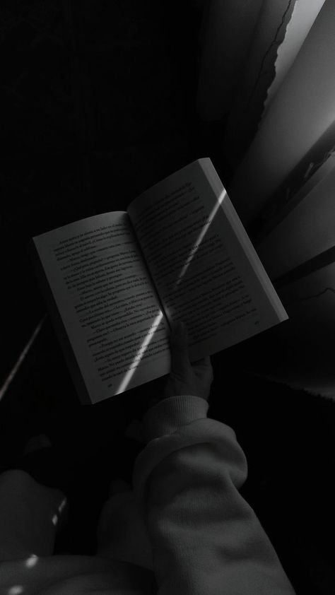 Books Aesthetic Profile Picture, Black And White Reading Aesthetic, Pictures Of Books Aesthetic, Reading Pictures Aesthetic, Black Aesthetic Books, Reading Dark Aesthetic, Dark Reading Aesthetic, Fu Aesthetic, Dark Book Aesthetic