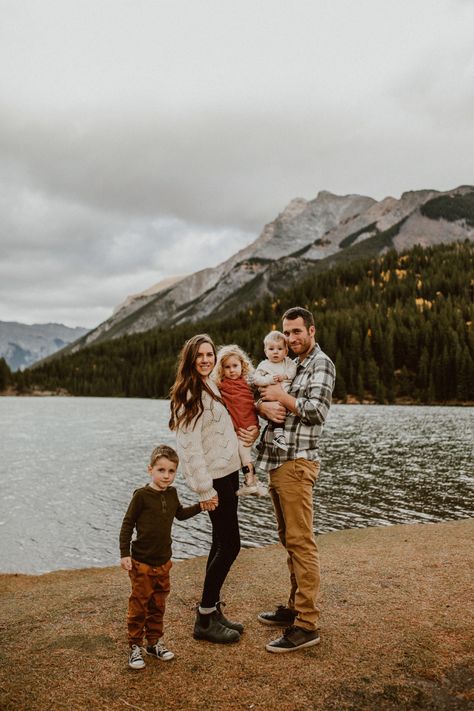 Family Photo In Mountains, Fall Family Photos Mountains, Outdoorsy Family Photos, Colorado Fall Family Photos, Family Hiking Photos, Mountain Family Photoshoot, Mountain Family Pictures, Hiking Photoshoot, Waterfall Photoshoot