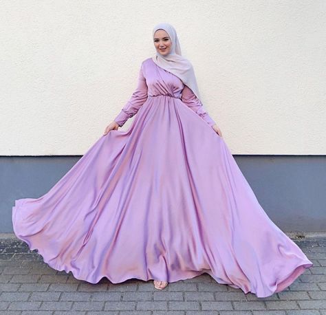 Purple Party Gown For Eid, Purple Gown For Eid Party, Hijabi Dresses Soiree, Lilac Hijab Dress, Purple Dress Hijab, Hijabi Purple Dress, Simple Party Dress, Corporate Gowns, Long Anarkali Gown