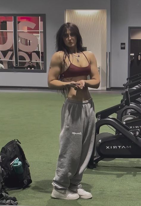 Gym Physique Women, Woman Full Body Workout, Woman With Flat Chest, Flexing Pose Reference Female, Bulk Women Aesthetic, Women Gym Inspiration, Muscle Mommy Outfits, Super Buff Women, Dresses For Muscular Women