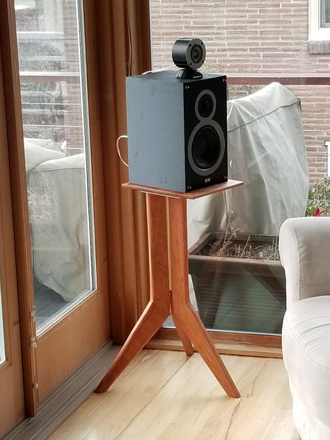 Speaker Stands Ideas, Wooden Speaker Stands, Speakers Stands, Speaker Stands Diy, Wood Bed Frame Diy, Bookshelf Speaker Stands, Wooden Speakers, Sound Room, Living Vintage