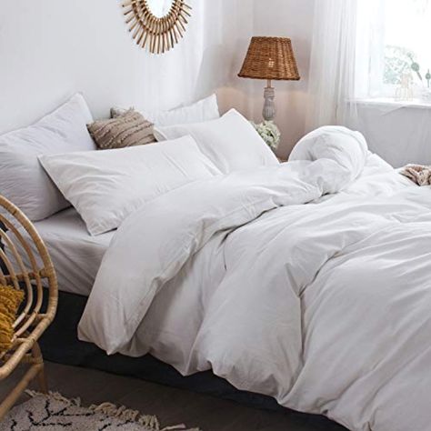 Fluffy White Duvet, College House Bedroom, White Comforter Bedroom, White Bed Covers, Bed Inspo, Bedroom Duvet, College House, Green Duvet, White Comforter