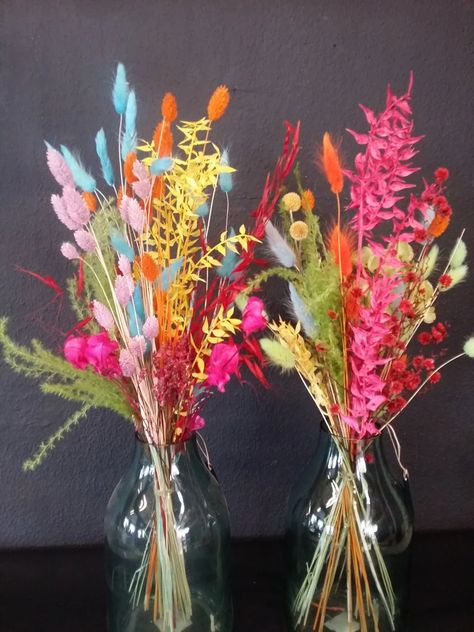 Colourful Dried Flowers, Groovy Centerpiece Ideas, Bright Color Wedding Theme, Dry Flowers Wedding, Colorful Tablescapes, Woodstock Wedding, Dry Flower Bouquet, Bright Home Decor, Pastel Cupcakes