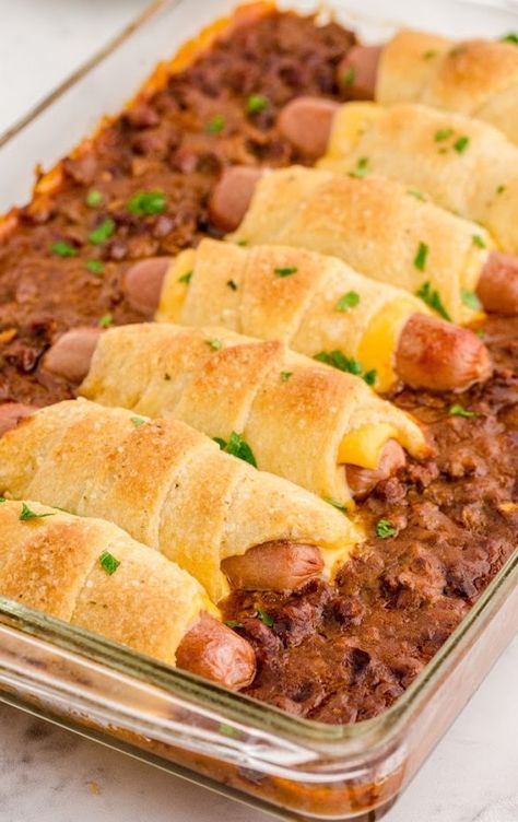 Chili Cheese Dog Bake Chili Cheese Dog Bake, Baked Chili Cheese Dogs, Hot Dog Casserole, Chili Cheese Dog Casserole, Chili Cheese Dogs, Hot Dog Chili, Hearty Chili, Easy To Make Dinners, Cheese Dog