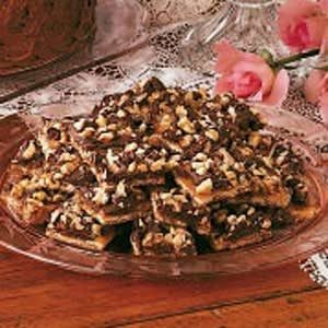 Soda Cracker Candy, Chocolate Soda, Cracker Chocolate, Soda Crackers, Almond Roca, Bar Desserts, Girls Lunch, Cracker Candy, Chocolate Candy Recipes