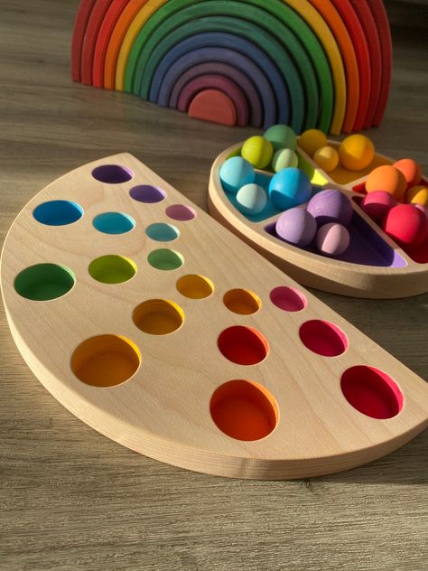 18 beautiful balls placed in a rainbow tray made of beech wood. The balls are in shades of 6 basic colors, we sort them by color and size. We sort, play, teach and much more. Montessori Toys 2-3, Rainbow Toys, Diy Montessori Toys, Rainbow Board, Rainbow Toy, Montessori Educational Toys, Wooden Rainbow, Toy Design, Wooden Baby Toys