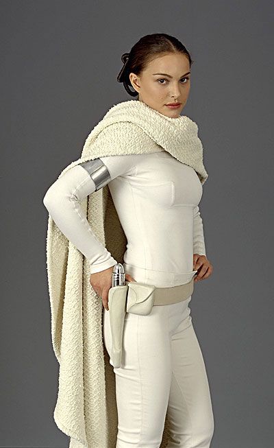 the drape! the cozy factor! perfect cape is perfect (from Confessions of a Seamstress: The Costumes of Star Wars - Padme Amidala) Padme Geonosis, Padme Amidala Costume, Natalie Portman Star Wars, Padme Costume, Star Wars Outfit, Disfraz Star Wars, Star Wars Padme Amidala, Amidala Star Wars, Star Wars Padme