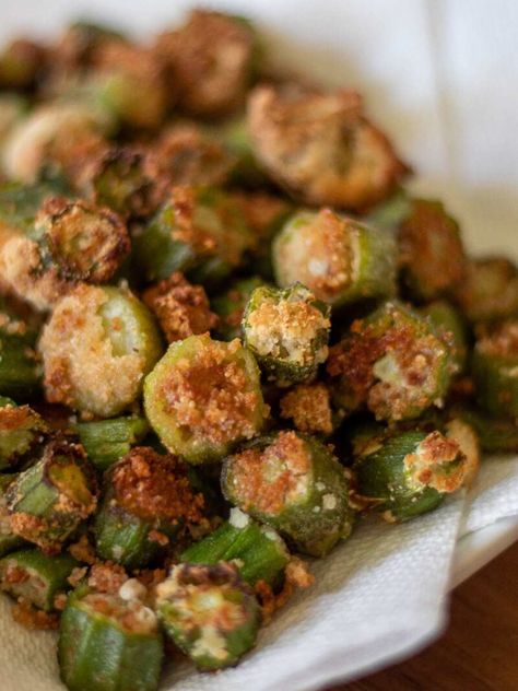 This fried okra makes the perfect side dish for just about any meal. It's low carb, keto, whole 30 and paleo compliant. Keto Whole 30, Keto Side Dish, Fried Okra, Okra Recipes, Keto Side, Low Carb Sides, Low Carb Side Dishes, Keto Side Dishes, Just Eat It