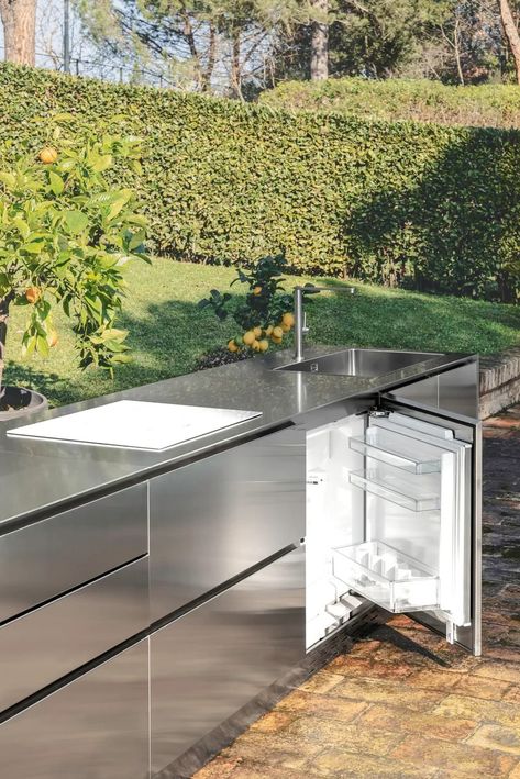 Natural stainless steel outdoor kitchen NATURAL STAINLESS STEEL by OF outdoorkitchens_5 Outdoor Kitchen Stainless Steel, Steel Outdoor Kitchen, Kitchen Natural, Bahay Kubo, Stainless Steel Countertops, Steel Deck, Stainless Steel Bbq, Bbq Area, Stainless Steel Kitchen