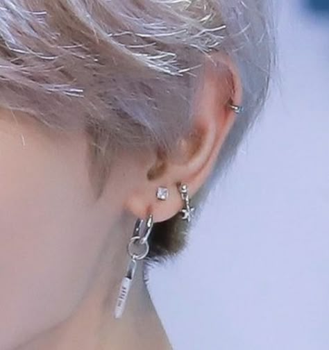 Bts Earrings, Cool Ear Piercings, Pretty Ear Piercings, Face Piercings, Dope Jewelry, Piercing Tattoo, Jewelry Inspo, Pretty Jewellery, Ear Jewelry