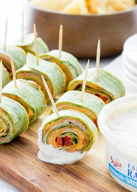 These Roasted Red Bell Pepper Hummus Pinwheels are full of so much flavor and are the perfect appetizer for any game day! Hummus Pinwheels, Halloween Fingerfood, Turkey Pinwheels, Happy Hour Appetizers, Pinwheel Sandwiches, Pinwheel Appetizers, Pepper Hummus, Roasted Red Pepper Hummus, Red Pepper Hummus