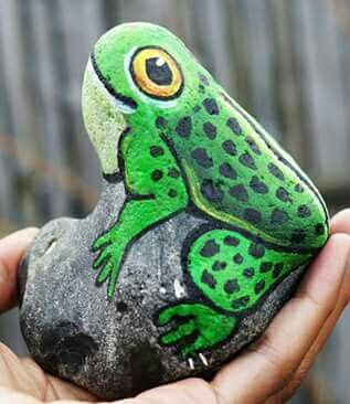 Painted Frogs Ideas, Painting Frogs On Rocks, Frog Stone Painting, Painted Frog Rocks, Frog Rock Painting Ideas, Frog Rock, Rock Painting Flowers, Garden Rock Art, Rock Painting Tutorial