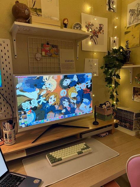 Aesthetic Room Anime, Anime Desk Setup, Ghibli Aesthetic Room, Studio Ghibli Bedroom, Anime Room Aesthetic, Studio Ghibli Room, Room Inspiration Vintage, Ghibli Green, Yuta Jjk