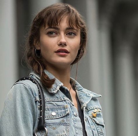 Ella Purnell, Loose Ponytail, Learn Faster, Western Look, Glam Looks, British Actresses, Natural Face, Girl Next Door, Woman Face