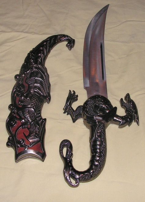 Dragon Dagger, Fantasy Dagger, Knife Aesthetic, Pretty Knives, Dagger Knife, Cool Swords, Knife Collection, Sharp Objects, Cool Knives