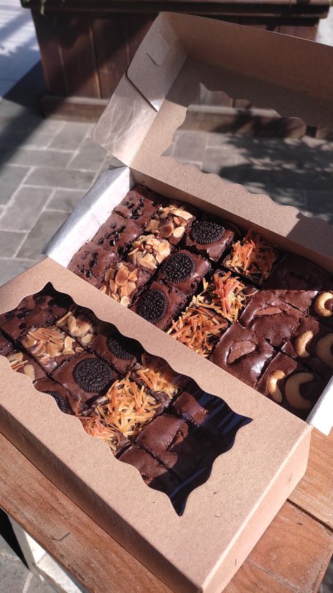 Brownie Hamper Ideas, Packing Brownies Ideas, Brownie Decorations, Brownies Kering, Brownies Packaging, Pastry Business, Brownie Shop, Decorated Brownies, Brownie Packaging