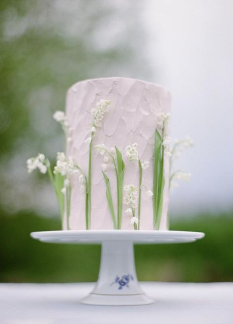 lily of the valley Lily Of The Valley Wedding, Types Of Wedding Cakes, Lush Wedding, Cascading Wedding Bouquets, Wedding To Do List, Nutella Cake, Spring Wedding Bouquet, White Cakes, Summer Wedding Bouquets