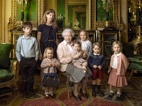 This official photograph, released by Buckingham Palace to mark her 90th birthday, shows Queen Elizabeth II with her five great-grandchildren and her two youngest grandchildren Ratu Elizabeth, Prins Philip, Prinz George, Prince Georges, Kate Und William, Düşes Kate, Princesa Charlotte, Royal Family Portrait, Rainha Elizabeth Ii