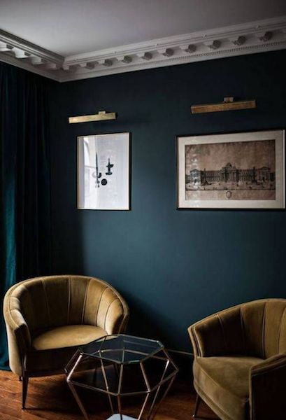 Dark and Moody rooms Hotel Providence Paris, Deco House, Dark Living Rooms, Kursi Bar, Yellow Living Room, Dark Walls, Trendy Living Rooms, Brown Living Room, Dark Interiors