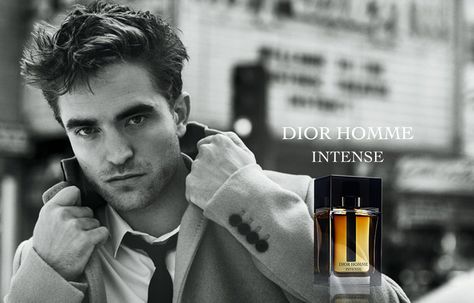 Le revoilà ! Je l’avais annoncé avec un ? Mais il est bien là. Robert Pattinson conserve son contrat pour Dior et le parfum Dior Homme Intense. La Maison Dior a une recrue de choix que j&rsqu… Dior Intense, Robert Pattinson Dior, Dior Homme Intense, Fragrance Campaign, Fragrance Ad, Winter Fragrance, Men Dior, Dior Perfume, Perfume Reviews