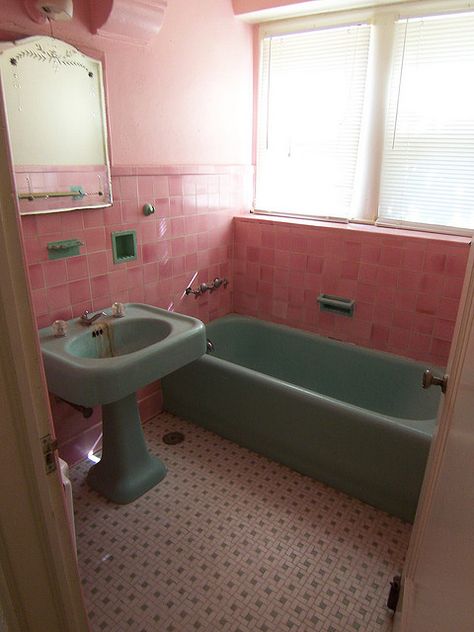 A friend pinned this.....I can not get over how much this looks like my Great Grandma's bathroom! I seriously thought it was from her house, but it's not. Vintage Pink Tile Bathroom, Green Bathtub, Vintage Tile Bathroom, Pink Tile Bathroom, Pink Bathroom Tiles, Vintage Tegel, Vintage Bathroom Tile, Pink Tile, Retro Bathroom