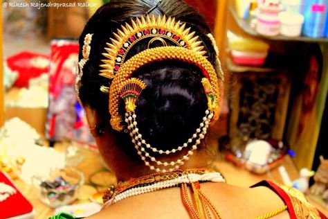 Goan gold hair jewelry "Surga valesar" "Aati "  And mor veni Goan Jewellery Designs, Goan Jewellery, Gold Hair Jewelry, Gold Jada, Nepali Jewelry, Bridal Hair Buns, Head Necklace, Antique Jewellery Designs, Hair Comb Accessories