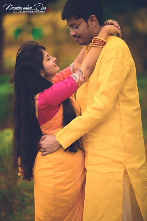 Engejment Couple Pic Marathi, Sadi Photo Poses Couple, Sadi Pic Couple, Saree Poses With Husband, Engagement Portraits Poses, Pre Wedding Photoshoot Props, Indian Wedding Poses, Pre Wedding Photoshoot Outfit, Indian Wedding Photography Couples