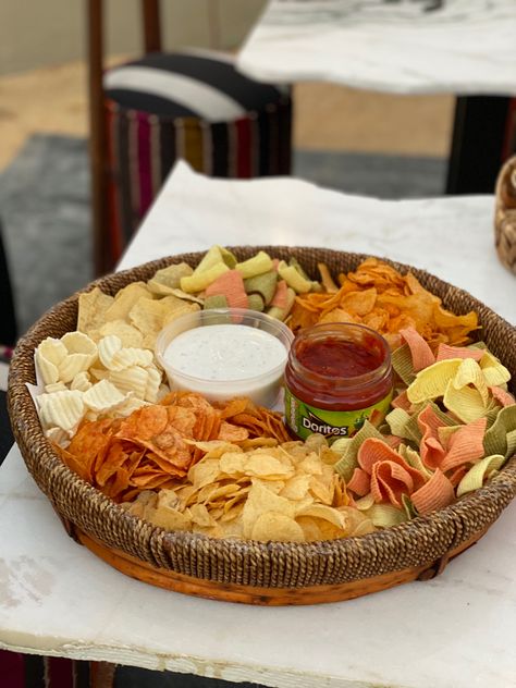 Birthday Party Dishes, Party Food Savoury, Savoury Board Ideas, Buffet Food Ideas Party Uk, Chips Platter, Amazing Food Platters, Snack Platter, Catering Ideas Food, Party Food Buffet