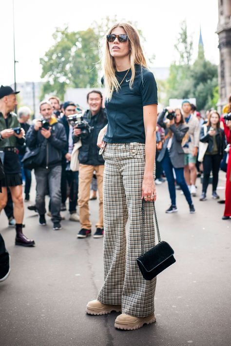 All The Ways To Wear Glen Plaid This Fall+#refinery29 Check Pants Outfit, Plaid Trousers Outfit, Plaid Pants Outfit, Checked Pants, Clueless Fashion, Wide Leg Pants Outfit, Stylish Work Attire, Checked Trousers, Glen Plaid