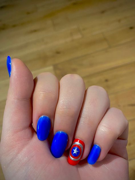 Electric blue gel nails, ring finger decorated with Captain America’s shield design Superhero Nails Marvel, Marvel Themed Nails, Marvel Nails Designs, Marvel Nail Art, Captain America Nails, Superhero Nails, Avengers Nails, Star Wars Nails, Marvel Nails