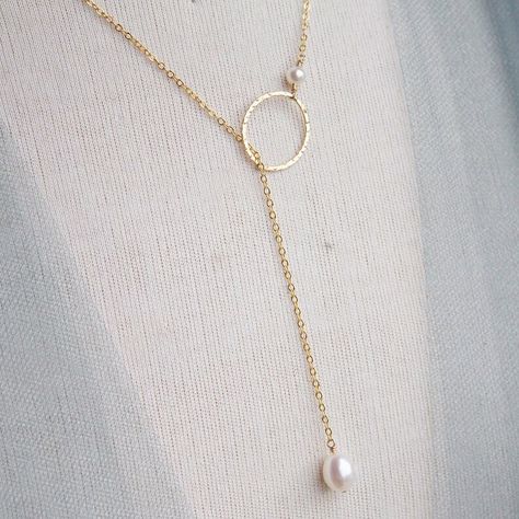 Start decorating your wardrobe for the holidays with this minimalist real pearl lariat. An Ecochic gift for everyday work & play.  Available in sterling silver or 14k gold fill.  22”#bourdagepearls #idopearls #culturedfreshwaterpearls #professionaljewelry #pearlgifts #giftsunder50 #bridaljewelry Modern Pearl Necklace, Modern Pearl Jewelry, قلادات متدلية, Simple Pearl Necklace, Pearl Lariat Necklace, Pearl Lariat, Pearl Jewelry Design, Pearl Necklace Designs, Simple Pearl