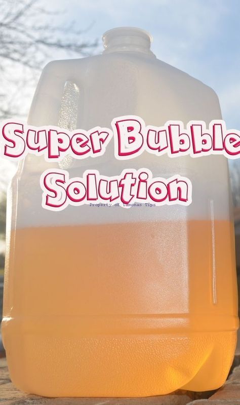 Bubble Recipes, Oppgaver For Barn, Bubble Recipe, Bubble Mix, Super Bubbles, Bubble Solution, Homemade Bubbles, Bubble Fun, Super Strength