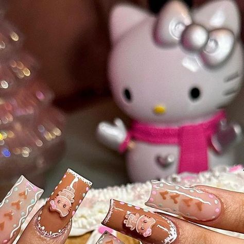 Crisania 🧸🩵 | (• ◡•)| (❍ᴥ❍ʋ) on Instagram: "Beautiful gingerbread nails done by @nailzbyluisa 🤎❄️ Hello Kitty charms by me @crisanianeri Guys @nailzbyluisa always makes the CUTESTTT sets i swear😭🤎 AND THE LITTLE GINGER BREAD HOUSE BACKGROUND SHE DID IM SCREAMING!!!!🤎😭 #christmasnails #hellokittynails #sanrionails #nailart #3dnailart #3dnails #3dネイル" Hello Kitty Gingerbread Nails, 3d Gingerbread Nails, Gingerbread Hello Kitty Nails, Mickey Gingerbread Nails, Gingerbread Nails Christmas, Hello Kitty Christmas Nails, Gingerbread Nails, Hello Kitty Charms, Acrylics Nails