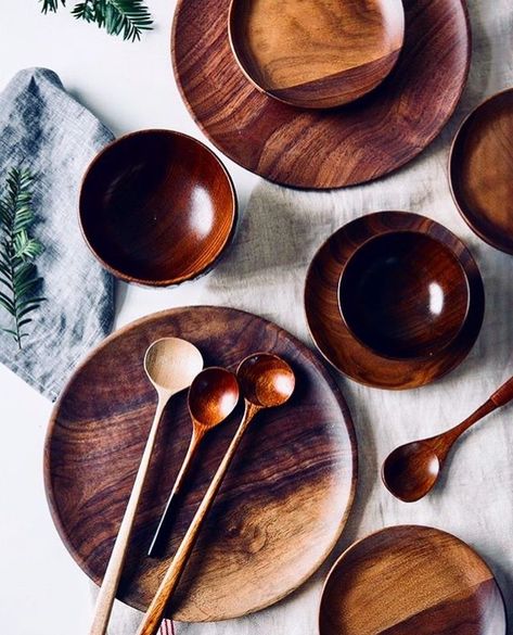 Browse our amazing collection of handmade wooden acacia plates, walnut plates, coconut bowls, acacia and fig wood bowls. 100% natural and materials from sustainable sources. Order now and get free shipping with every order over $39! Dinnerware Sets Wood, Wooden Plates Table Setting, Wooden Dinnerware, Wooden Plates And Bowls, Wood Kitchen Tool, Wooden Kitchenware, Wooden Tableware, Wood Dishes, Wooden Dishes