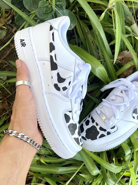 Painted Nikes, Custom Painted Shoes, Nike Air Shoes, Cute Nike Shoes, Cute Nikes, Womens Tie, Painted Shoes, Shoe Print, Custom Sneakers