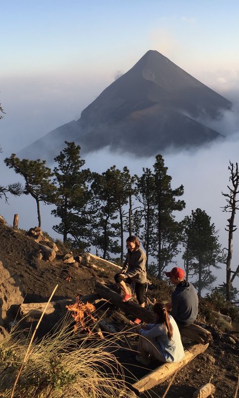 Travelling Central America, Backpacking The World, Travel Aesthetic South America, Guatemala Volcano Hiking, Backpacking South America Aesthetic, Central America Backpacking, Central America Outfits, Central America Aesthetic, South America Aesthetic