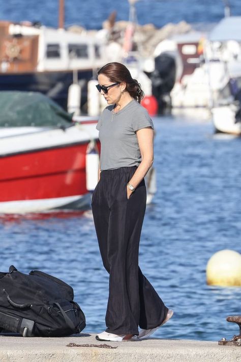 Navy Linen Trousers, Crown Princess Mary Of Denmark, Denmark Fashion, Mary Donaldson, Princess Mary Of Denmark, Royalty Fashion, Mary Of Denmark, Feminine Outfits, Kate And Meghan