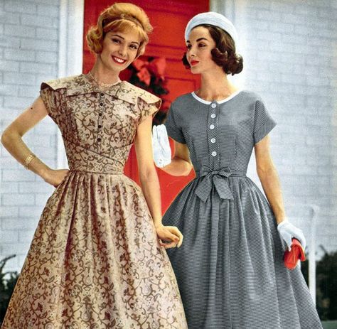 1950-1959 Trends: retro fasion, ballet flats, gloves, capri pants, feminine cocktail dresses, flared skirts, hour glass shape, soft shoulders. Istoria Modei, 1950s Fashion Women, Fashion 1950, Mode Retro, 1950 Fashion, Vintage Fashion 1950s, Fifties Fashion, Hippie Look, Look Retro