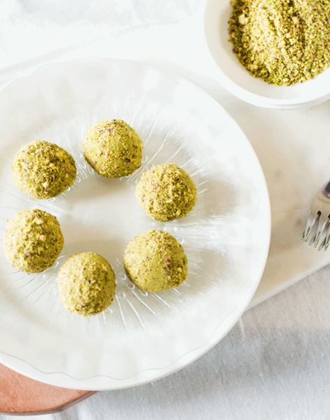 Creamy White Chocolate Pistachio Truffles Clean Eating Chocolate Recipes, Pistachio Truffles, Chocolate Pistachio, Eating Chocolate, Avocado Chocolate, Creative Baking, Truffle Recipe, Cake Truffles, Snack Treat